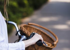 cicatrizarse-de-mujer-tenencia-bicicleta-manija